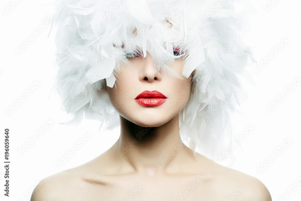 Minimalistyczny portret kobiety z czerwonymi ustami i białymi piórami zasłaniającymi oczy, na jasnym tle, w stylu high fashion, elegancka fotografia beauty z artystycznym akcentem