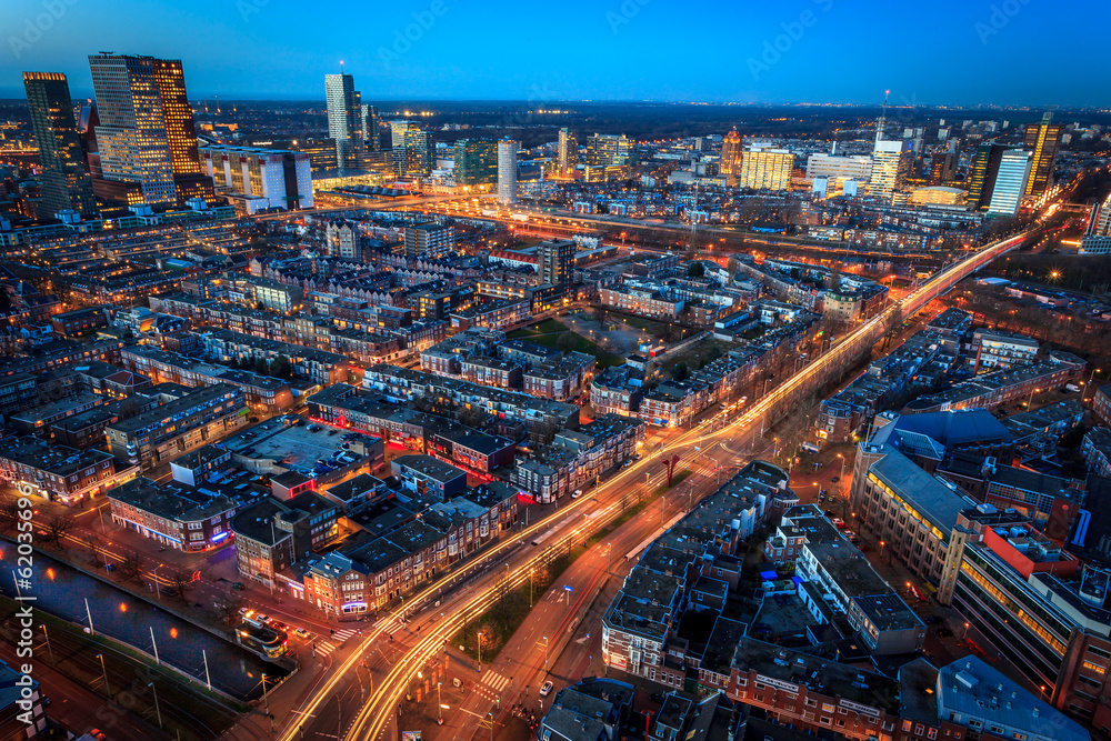Nocna panorama Hagi, widok na miasto oświetlone światłami ulicznymi i budynkami